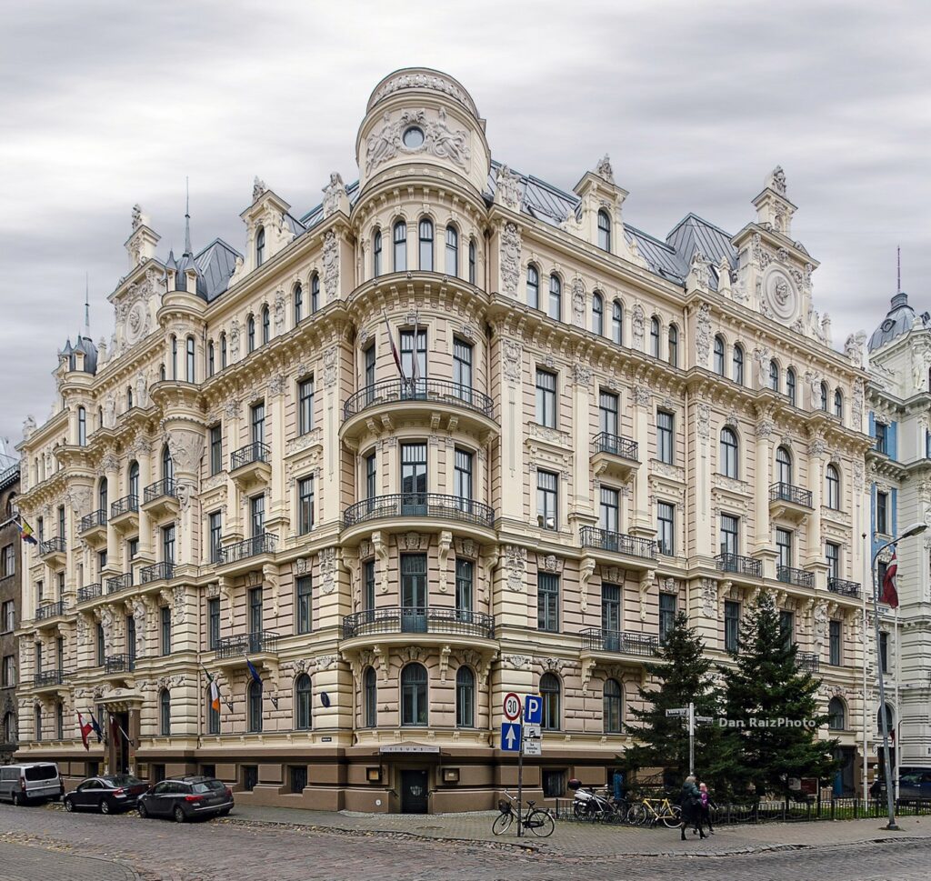 Full facade of Alberta 13 Art Nouveau building