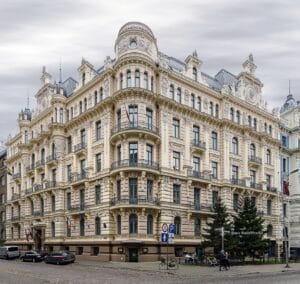 Full facade of Alberta 13 Art Nouveau building
