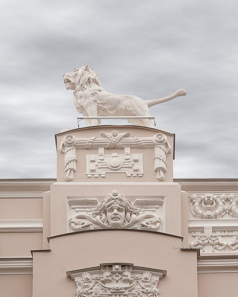 Mikhail Eisenstein sculptures and lions on Alberta 4