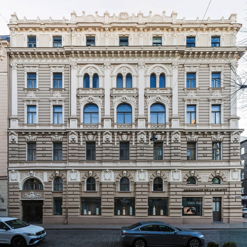 Mikhail Eisenstein's Art Nouveau architecture at Elizabetes iela 33 facade